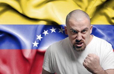 Venezuela bayrağı karşı kızgın adam