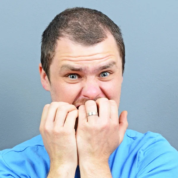 Man bijt op zijn nagels - slechte gewoonte concept — Stockfoto