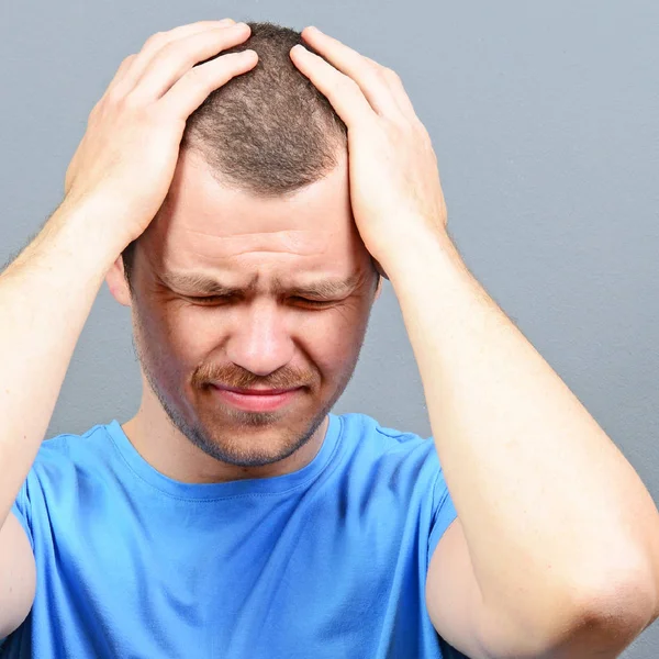 Porträt eines Mannes, der unter Kopfschmerzen leidet — Stockfoto