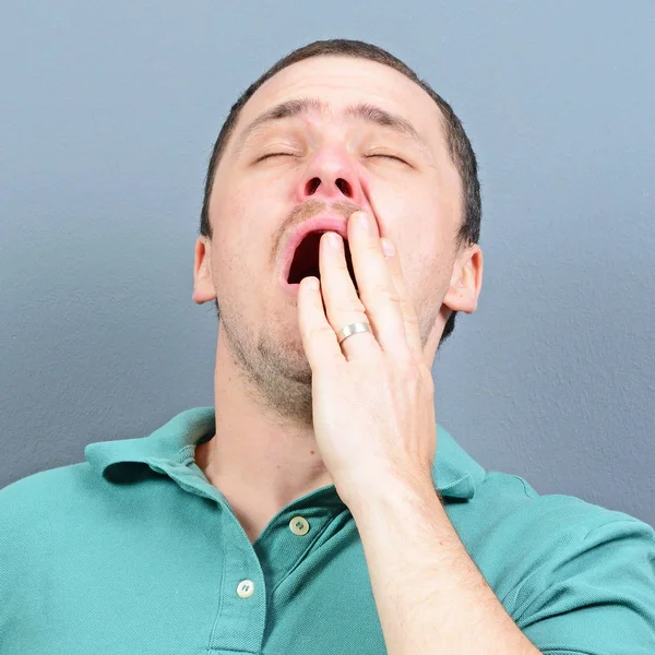 Retrato del hombre bostezando sobre fondo gris —  Fotos de Stock