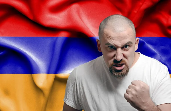 Arg man mot flaggan av Armenien — Stockfoto