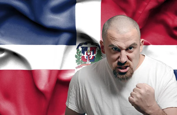 Hombre enojado contra bandera de República Dominicana —  Fotos de Stock
