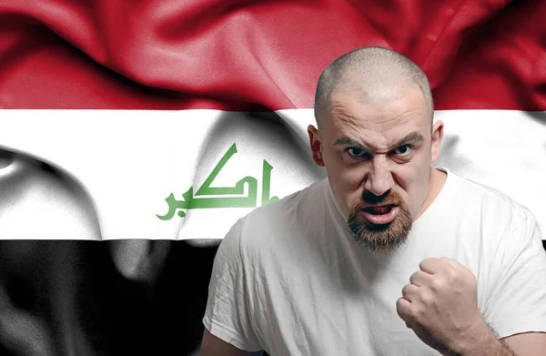 Hombre enojado contra la bandera de Irak —  Fotos de Stock