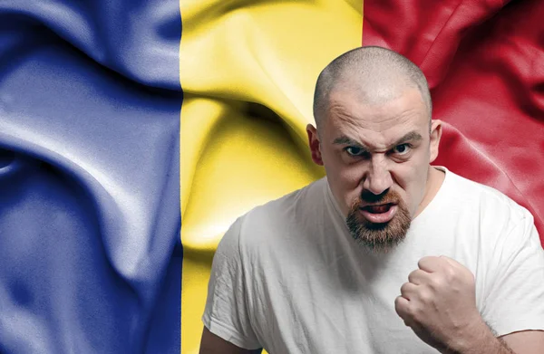 Boze man tegen de vlag van Roemenië — Stockfoto