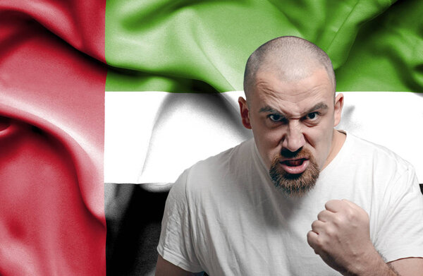 Злой человек против флага ОАЭ
