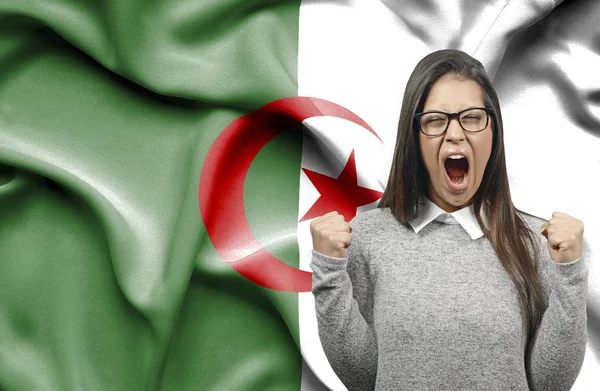 Ekstatyczny kobieta holidng pięści i krzyczeć przeciwko flaga Alger — Zdjęcie stockowe