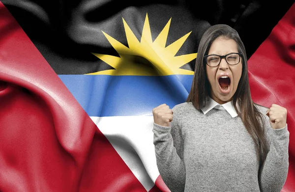 Ekstatyczny kobieta holidng pięści i krzyczeć przeciwko flaga Antig — Zdjęcie stockowe