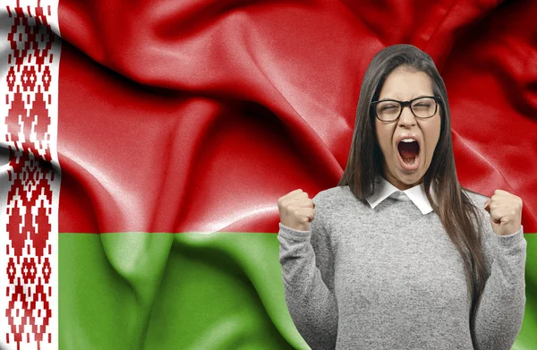 Ekstatyczny kobieta holidng pięści i krzyczeć przeciwko flaga Belar — Zdjęcie stockowe
