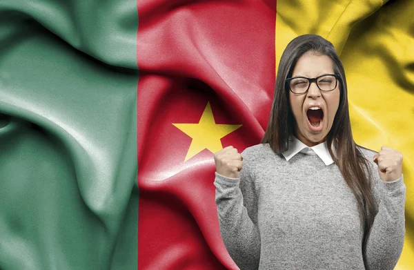 Ekstatyczny kobieta holidng pięści i krzyczeć przeciwko flaga Camer — Zdjęcie stockowe