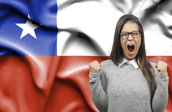 Femme extatique holidng poings et crier contre le drapeau du Chili — Photo