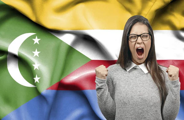 Extatické žena holidng pěsti a křičí proti vlajka Čomor — Stock fotografie