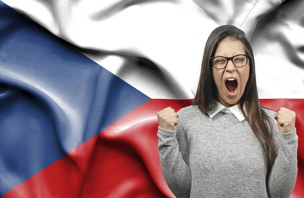 Ekstatyczny kobieta holidng pięści i krzyczeć przeciwko flaga Czeska — Zdjęcie stockowe