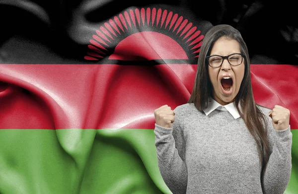 Ekstatyczny kobieta holidng pięści i krzyczeć przeciwko flaga Malaw — Zdjęcie stockowe