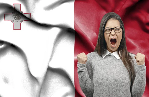 Mujer extática holidng puños y gritando contra la bandera de Malta — Foto de Stock