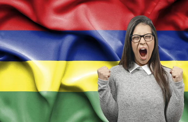 Extatické žena holidng pěsti a křičí proti vlajka Mauri — Stock fotografie