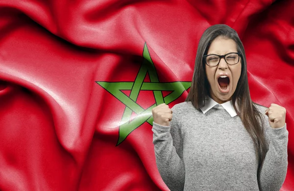 Ekstatyczny kobieta holidng pięści i krzyczeć przeciwko flaga Moroc — Zdjęcie stockowe