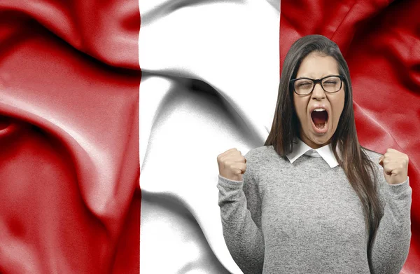 Mujer extática holidng puños y gritando contra la bandera de Perú — Foto de Stock