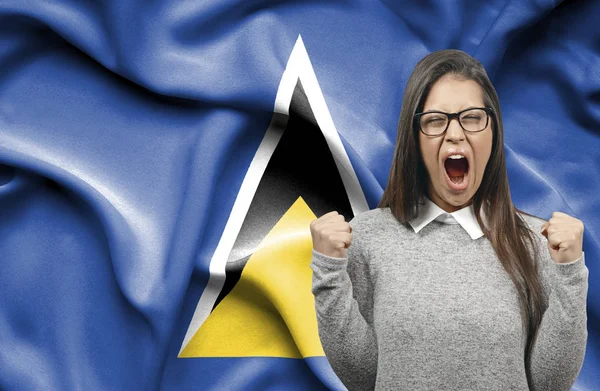 Mujer extática holidng puños y gritando contra la bandera de San — Foto de Stock
