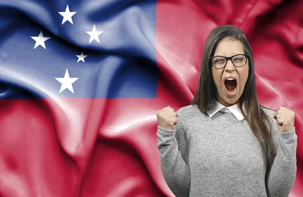 Mujer extática holidng puños y gritando contra la bandera de Samoa — Foto de Stock