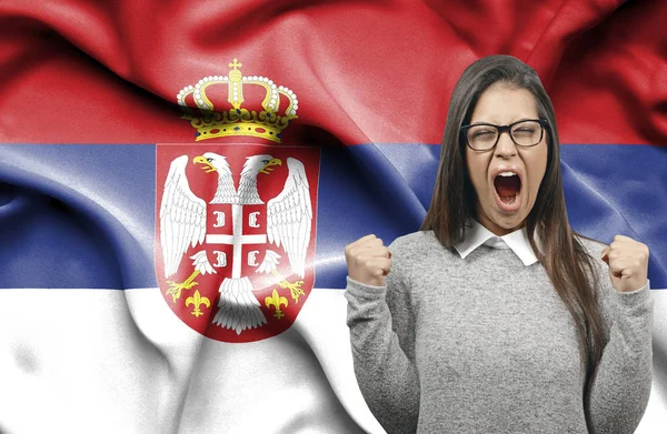 欣喜若狂的女子 holidng 拳头和尖叫反对 Serbi 的旗帜 — 图库照片
