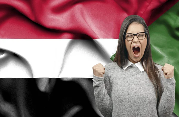 Ekstatyczny kobieta holidng pięści i krzyczeć przeciwko flaga Sudanu — Zdjęcie stockowe