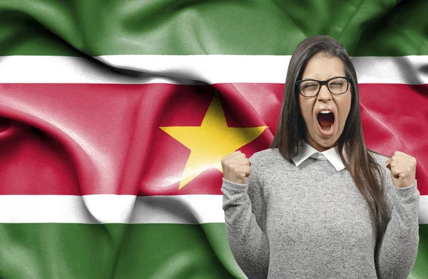 Ekstatyczny kobieta holidng pięści i krzyczeć przeciwko flaga Surin — Zdjęcie stockowe