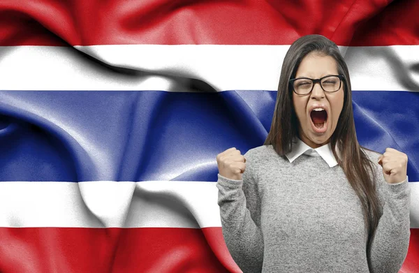 タイの国旗に対して叫んでいると恍惚とした女性 holidng 拳 — ストック写真