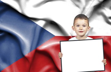 Sevimli küçük çocuk emtpy iz Çek Cumhuriyeti bayrağı önünde tutan