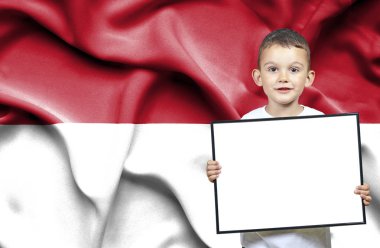 Sevimli küçük çocuk emtpy iz Endonezya bayrağı önünde tutan