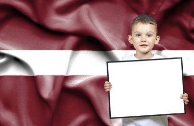 Sevimli küçük çocuk emtpy iz Letonya bayrağı önünde tutan