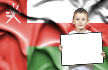 Sevimli küçük çocuk emtpy iz Umman bayrağı önünde tutan