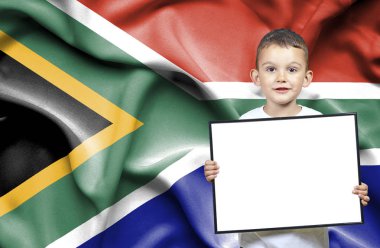 Sevimli küçük çocuk emtpy iz Güney Afri bayrağı önünde tutan