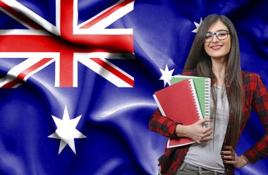 Mutlu kız öğrenci holdimg kitaplar Aust ulusal bayrak karşı