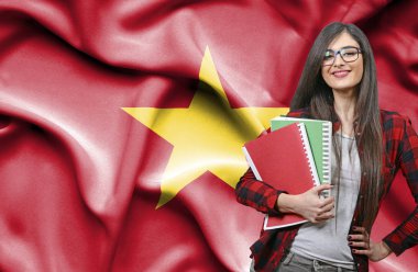 Mutlu kız öğrenci holdimg kitaplar Viet ulusal bayrak karşı