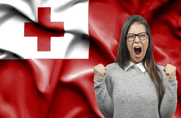 Mujer extática holidng puños y gritando contra la bandera de Tonga — Foto de Stock