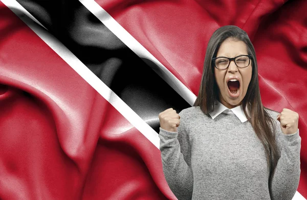 トリニの旗に対して叫んでいると恍惚とした女性 holidng 拳 — ストック写真