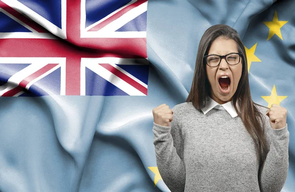 Donna estatica pugni vacanza e urla contro la bandiera di Tuval — Foto Stock