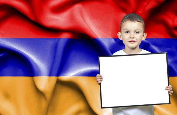 在亚美尼亚国旗前手持 emtpy 标志的可爱小男孩 — 图库照片