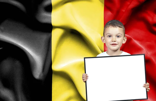 在比利时国旗前手持 emtpy 标志的可爱小男孩 — 图库照片