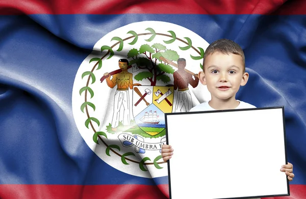 Aranyos kis fiú gazdaság emtpy jele előtt Belize zászlaja — Stock Fotó