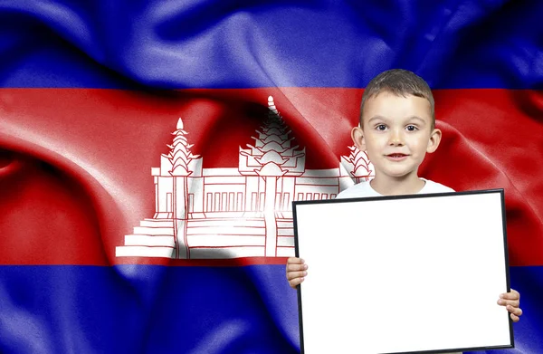 Söt liten pojke med emtpy skylt framme av flaggan i Kambodja — Stockfoto