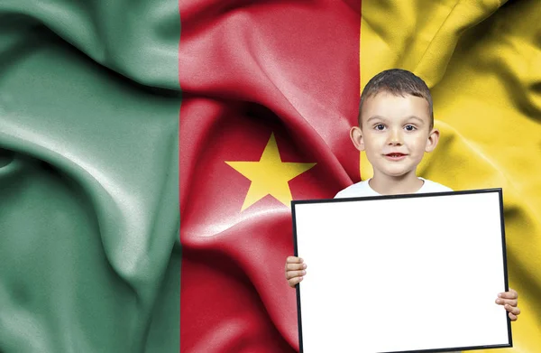 在喀麦隆国旗前手持 emtpy 标志的可爱小男孩 — 图库照片