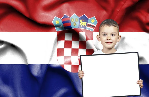 在克罗地亚国旗前手持 emtpy 标志的可爱小男孩 — 图库照片