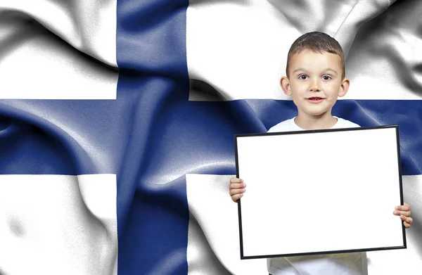 可爱的小男孩手持 emtpy 标志在芬兰国旗前 — 图库照片