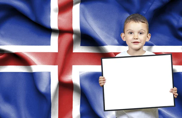 在冰岛国旗前手持 emtpy 标志的可爱小男孩 — 图库照片