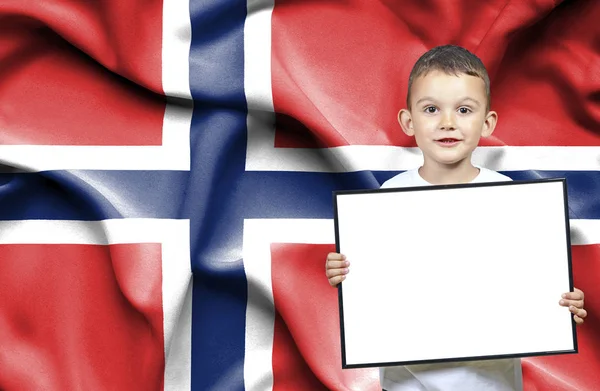Ładny mały chłopiec trzyma emtpy znak z przodu flaga Norwegii — Zdjęcie stockowe