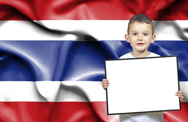 Roztomilý malý chlapec s emtpy značka před Thajská vlajka — Stock fotografie