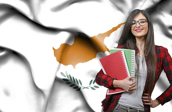 快乐女学生 holdimg 书反对国旗 Cypr — 图库照片