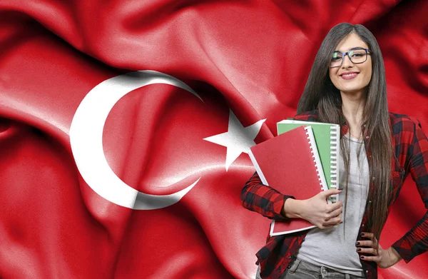 Boldog diáklány holdimg könyvek elleni török nemzeti zászlaja — Stock Fotó