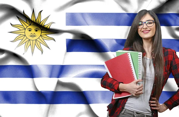 ウルグアイの国旗に対して幸せな女子学生 holdimg 本 — ストック写真